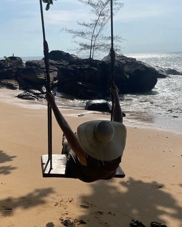 Michaela in der Hängematte am Strand